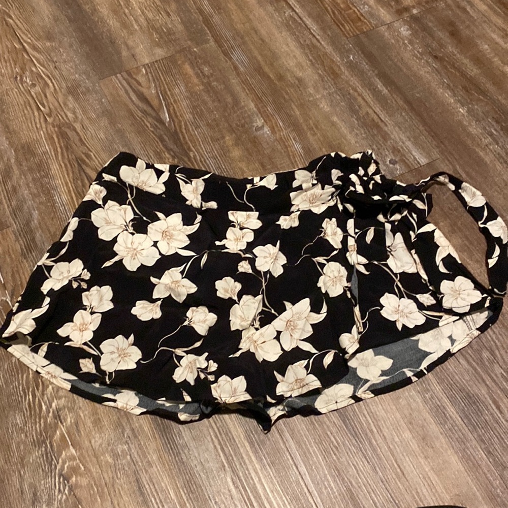 BLACK WITH FLORAL SKORT